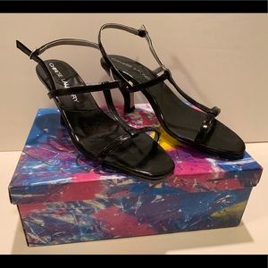 WOMEN’S CHINESE LAUNDRY BLACK STRAPPY HEELS.
